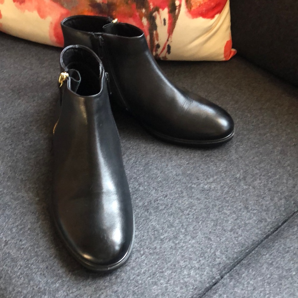 ECCO Womens Black Ankle Bootie Size 9 Euro 40 Excellent condition